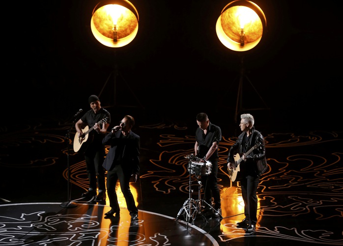 Nhóm U2 trình diễn