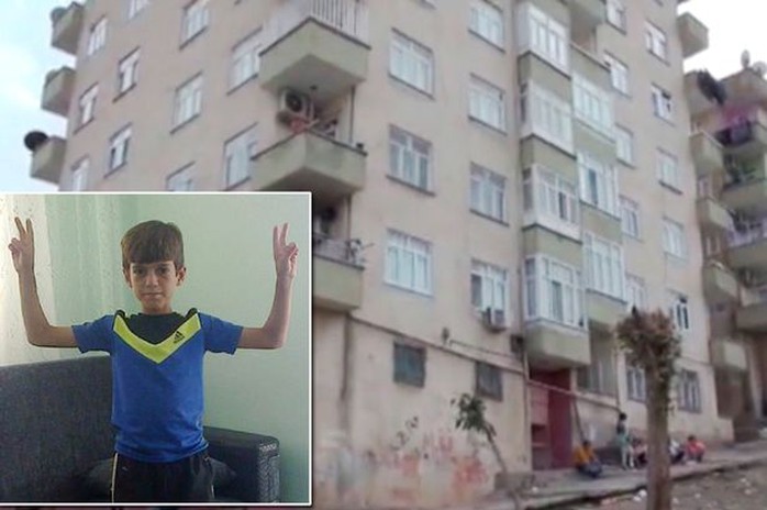 Cậu bé Heval Yildirim, 13 tuổi, đang chơi cùng bạn bè trên đường trước tòa nhà chung cư 6 tầng thì gặp nạn. Ảnh: Mirror