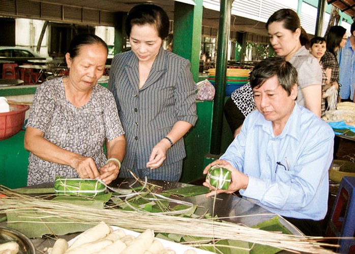 Ông Trần Thanh Hải cùng gói bánh tét tặng công nhân ăn Tết Quý Tỵ . Ảnh: HỒNG ĐÀO