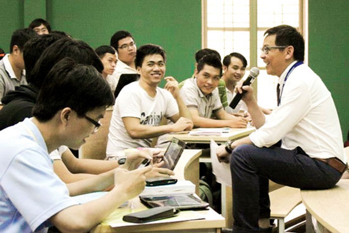 GS Dương Nguyên Vũ trao đổi bài học cùng các sinh viên, học viên trong nước. (Ảnh do nhân vật cung cấp)