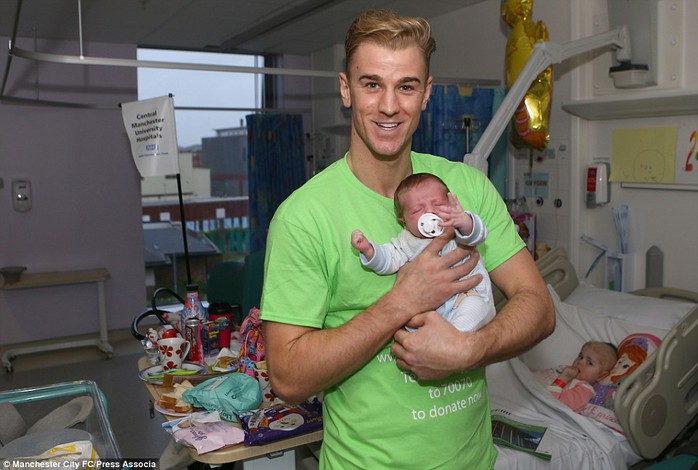 Joe Hart bế em bé trông rất gọn gàng