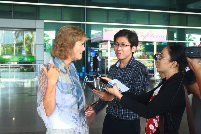 Annette tranh thủ thời gian giao lưu báo chí tại sân bay.