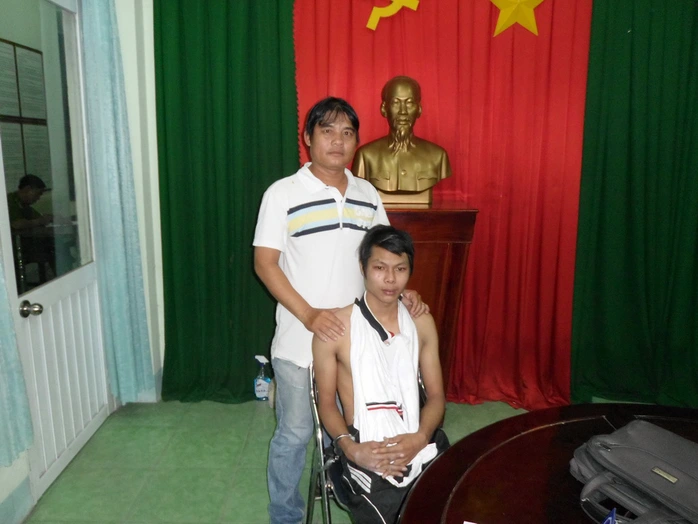 “Hiệp sĩ” Nguyễn Thanh Hải khống chế kẻ trộm xe Nguyễn Xuân Hà tại công an.