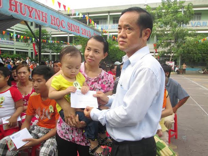 Ông Huỳnh Ngũ Há, Chủ tịch LĐLĐ quận 8, trao phần quà cho con CNVC-LĐ
ẢNH: KIM NGÂN
