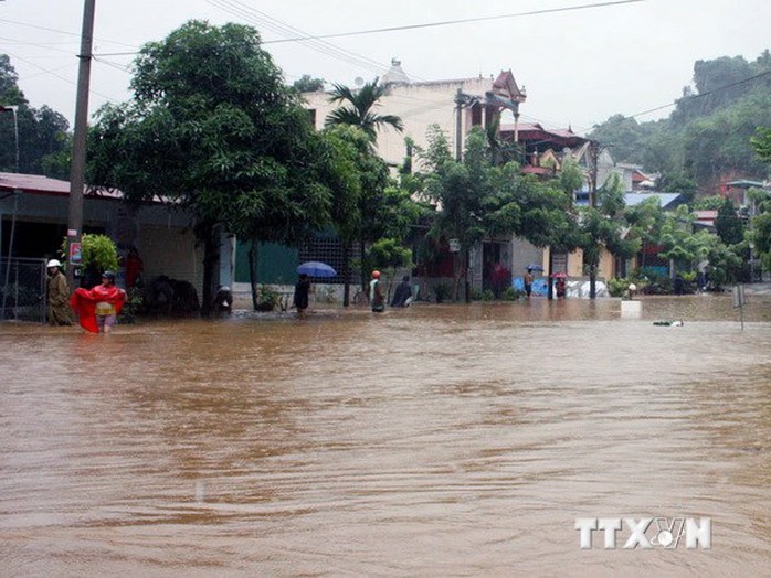 Mưa lớn gây ngập úng ở nhiều tuyến đường trên địa bàn thành phố Hà Giang. (Ảnh: Huy Toán/TTXVN)