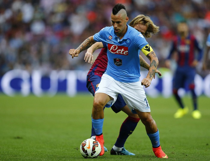 Hamsik suýt ghi bàn cho Napoli