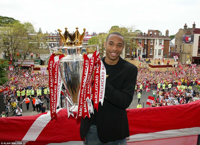 Henry vô địch Premier League cùng Arsenal mùa giải 2003-2004