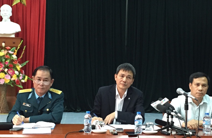 Cục trưởng Cục hàng không dân dụng Việt Nam Lại Xuân Thanh (giữa) chủ trì họp báo về 2 sự cố hàng không nghiêm trọng