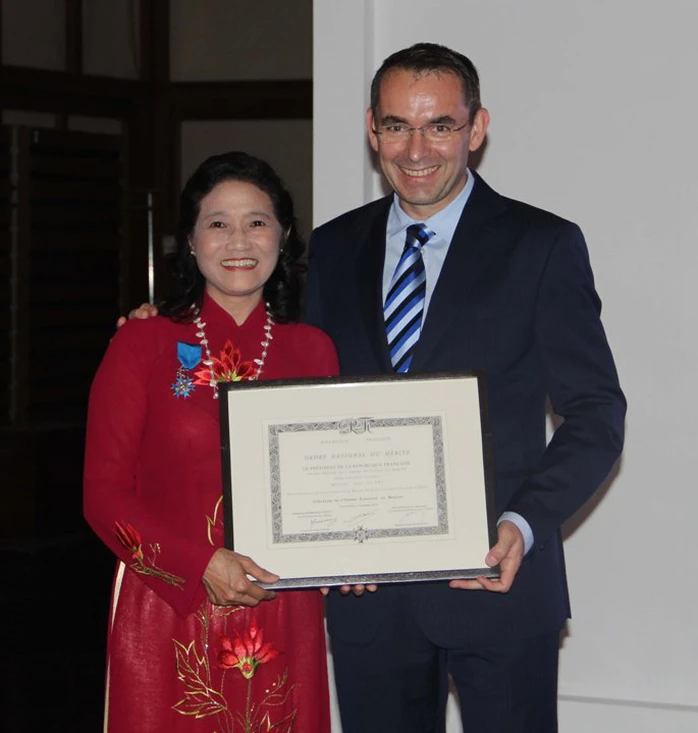 Bà Lã Thị Ánh, nguyên phụ trách Thư viện Nhà Pháp luật Việt Pháp, nhận Huân chương Quốc công