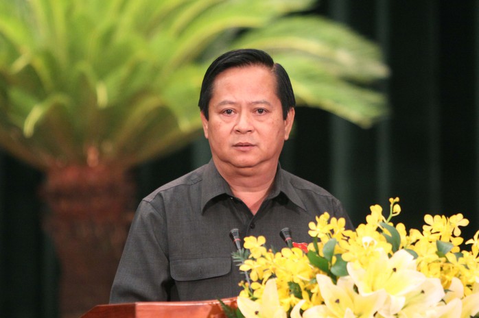 Ông Nguyễn Hữu Tín, Phó chủ tịch UBND TP HCM trả lời chất vấn của đại biểu kỳ họp HĐND TP, sáng 10-7