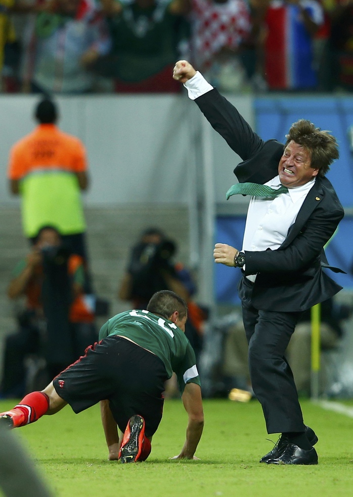 Hình ảnh của ông Herrera sau bàn thắng thứ hai của Mexico