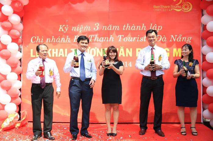 Ban Lãnh đạo BenThanh Tourist chúc mừng sinh nhật lần thứ 3 và Lễ khai trương ra mắt trụ sở văn phòng mới của chi nhánh Đà Nẵng Ban Lãnh đạo BenThanh Tourist chúc mừng sinh nhật lần thứ 3 và Lễ khai trương ra mắt trụ sở văn phòng mới của chi nhánh Đà Nẵng