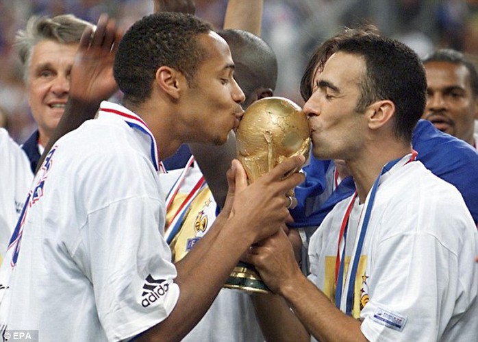 Henry và Youri Djorkaeff hôn chiếc cúp World Cup sau chiến thắng 3-0 nổi tiếng của Pháp trước Brazil ở Paris