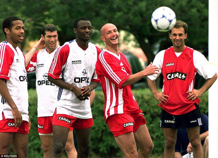 Henry ở World Cup 1998: Từ trái sang phải: Henry, Zinedine Zidane, Patrick Vieira, Frank Leboeuf và Lionel Charbonnier