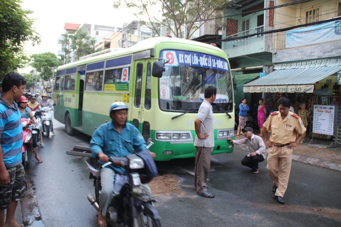 Hiện trường vụ TNGT làm 1 người chết vào chiều 4-12, trên đường Phạm Văn Chí
