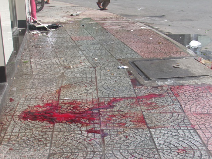 Vũng máu của nạn nhân còn vương tại nơi lao vào bức tường nhà dân trên đường Điện Biên Phủ, phường Đa Kao, quận 1 – TP HCM vào sáng 21-9, khiến người nước ngoài tử vong.