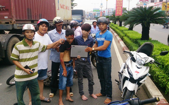 “Hiệp sĩ” Nguyễn Thanh Hải cùng các đồng đội bắt giữ 2 tên trộm vào chiều 31-5 cùng với tang vật vụ trộm là chiếc laptop Dell.