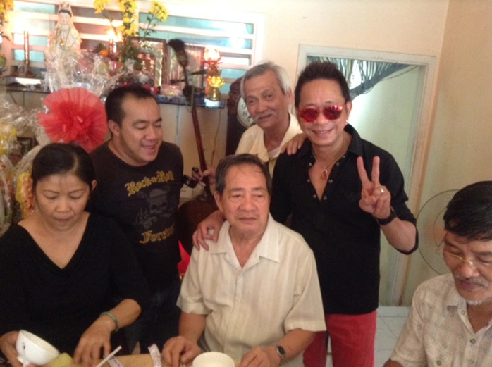 Nghệ sĩ hài Bảo Chung và nhạc sĩ Danh Phận chúc sức khỏe nhạc sĩ Đức Lang - chồng của cố Kim Ngọc trong ngày cúng giố thứ ba của bà (13-1)