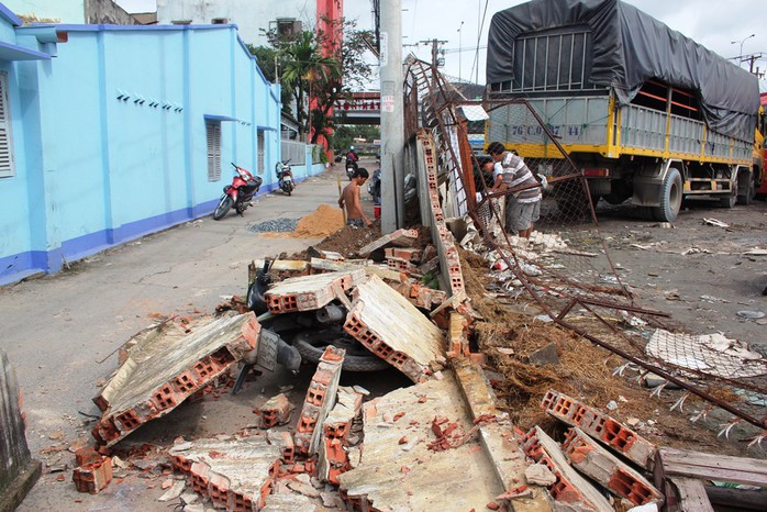 Bị xe tông, mảng tường cao gần 2m, dài hơn 20m, bất ngờ đổ ập xuống. May mắn không có ai thương vong.