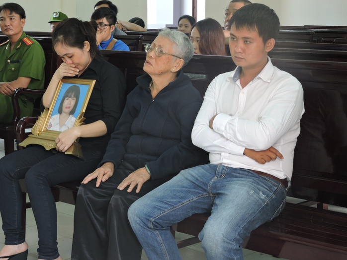 Người thân của bà Dương Thị Thủy Bình Hà mang di ảnh bà Hà đến dự phiên tòa
