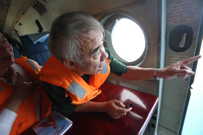 Đại tá Võ Hà Trung, trưởng phòng tìm kiếm cứu hộ cứu nạn thuộc văn phòng Uỷ ban tìm kiếm cứu nạn quốc gia là trưởng đoàn trên chuyến bay