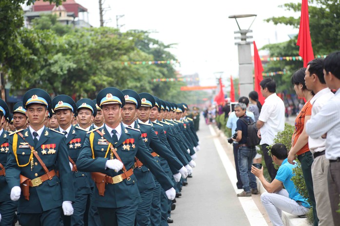 Khối diễu binh của lực lượng không quân đi trên đường Võ Nguyên Giáp 