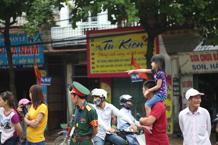 Người dân Điện Biên Phủ nổ nức đổ ra đường mừng đoàn diễu binh, diễu hành 