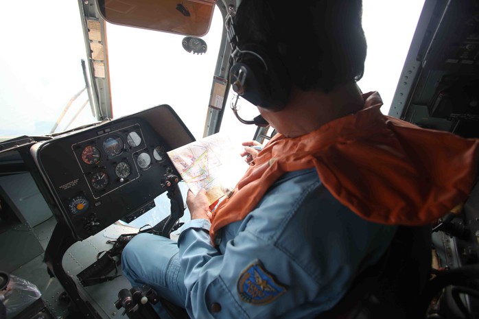 Thượng tá Nguyễn Danh Đoan cơ phó chuyến bay đang kiểm tra lại lịch trình bay và toạ độ 