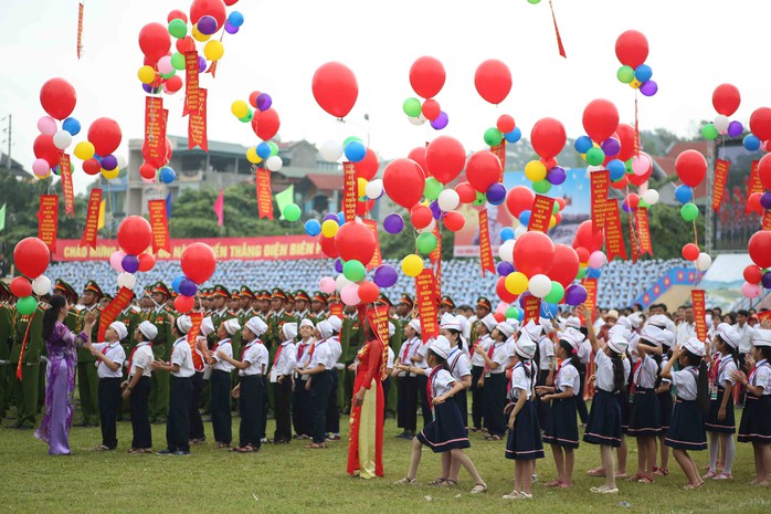 Các em thiếu nhi thành phố Điện Biên Phủ thả bóng bay tại sân vận động 