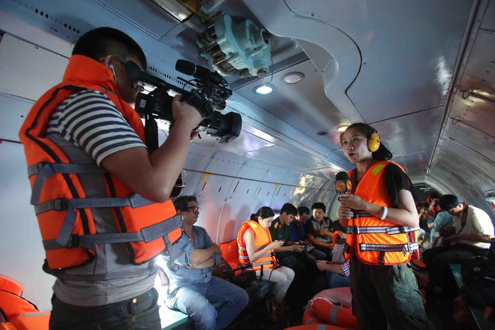 Phóng viên Đài Phượng Hoàng (Hồng Kông) ghi hình trực tiếp ngay trên máy bay 