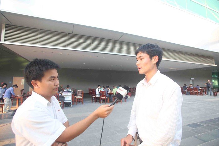 Phóng viên Wang Shuang của CCTV thường trú tại VN trả lời phóng vấn của một đài truyền hình VN