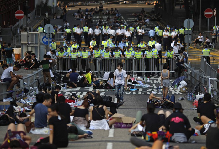 Người biểu tình phong tỏa một con đường gần trụ sở chính quyền Hồng Kông hôm 30-9. Ảnh: Reuters   