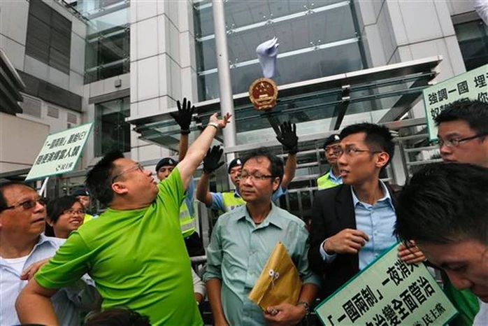 Người Hồng Kông phản đối sách trắng của Trung Quốc hôm 11-6. Ảnh: AP