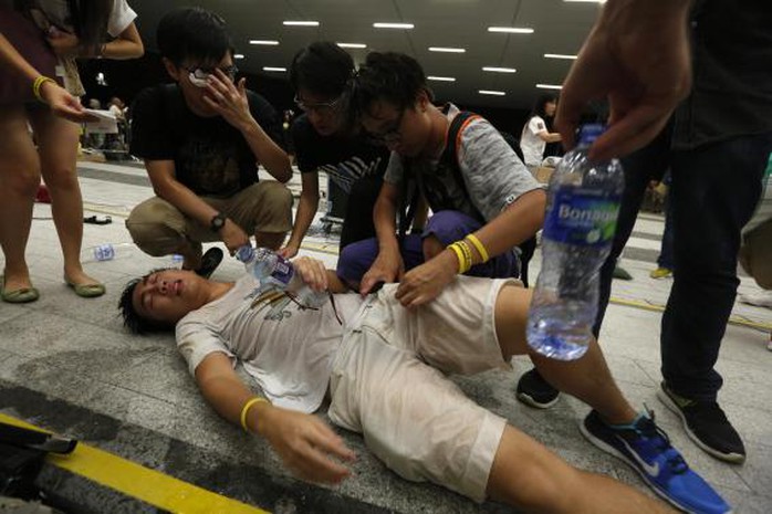 Một sinh viên trúng hơi cay. Ảnh: Reuters