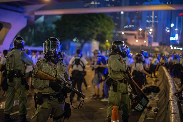 Cảnh sát chống bạo động bảo vệ trụ sở chính quyền đặc khu. Ảnh: Reuters