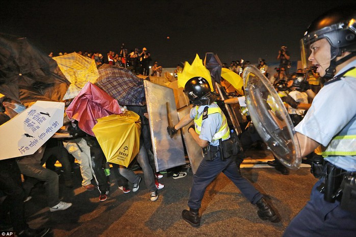 Cảnh sát Hồng Kông đẩy lùi người biểu tình bằng dùi cui. Ảnh: AP