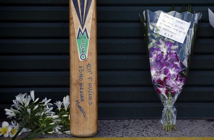 Chiếc gậy cricket của Hughes và những bó hoa chia buồn gửi đến anh
