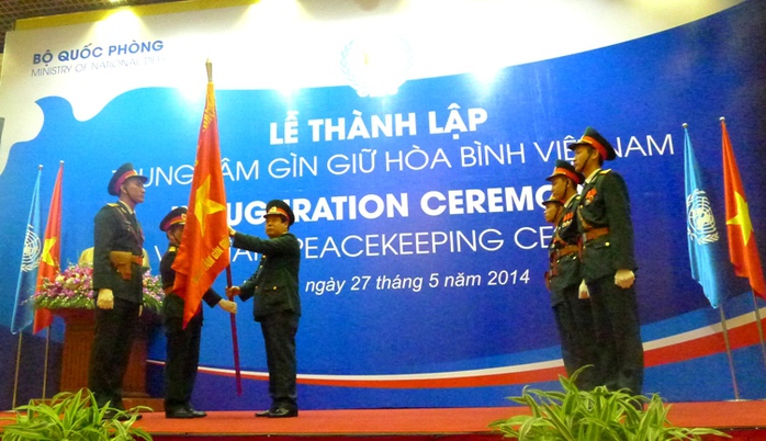 Đại tướng Phùng Quang Thanh, Bộ trưởng Bộ Quốc phòng, trao quân kỳ Quyết thắng cho Trung tâm Gìn giữ hòa bình Việt Nam