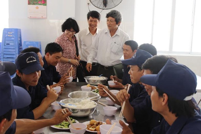 Lãnh đạo LĐLĐ tỉnh Khánh Hòa thăm hỏi đời sống, việc làm của công nhân