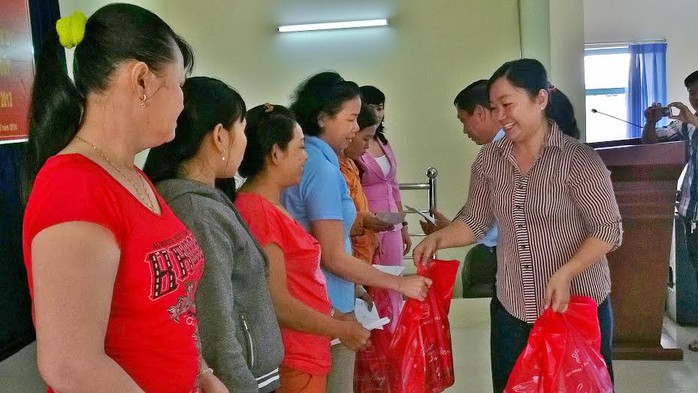 Cán bộ chuyên trách LĐlĐ huyện Củ Chi, TP HCM, tặng quà cho công nhân khó khăn
ẢNH: CAO HƯỜNG