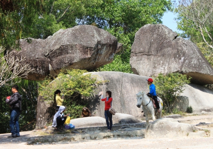 Hòn Trống Mái là một trong những thắng cảnh đẹp được rất nhiều du khách trong và ngoài nước đến chụp ảnh lưu niệm