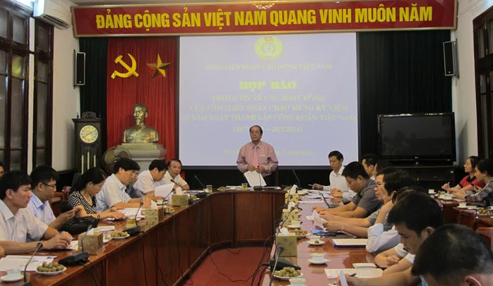 Quang cảnh buổi họp báo do Tổng LĐLĐ Việt Nam tổ chức chiều 21-7