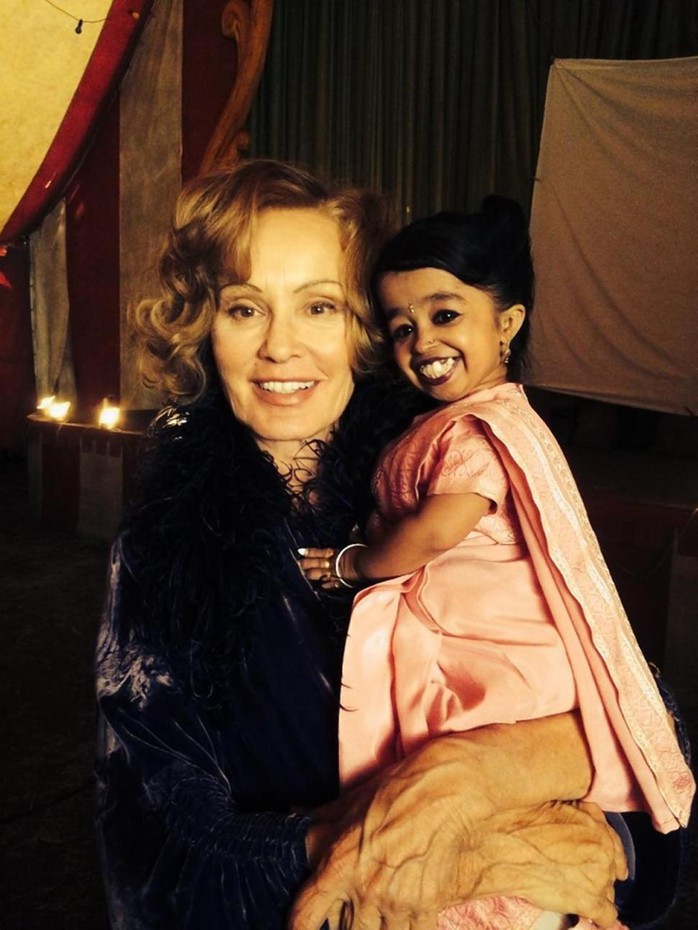 Tấm ảnh hậu trường của Jyoti Amge (phải) và nữ diễn viên Jessica Lange do Ryan Murphy đăng tải trên trang Twitter cá nhân.