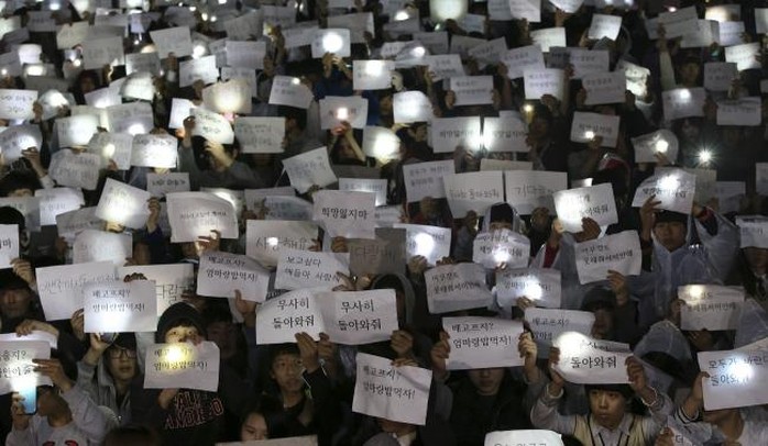 Học sinh ở trường Danwon cầu nguyện cho bạn học. Ảnh: Reuters