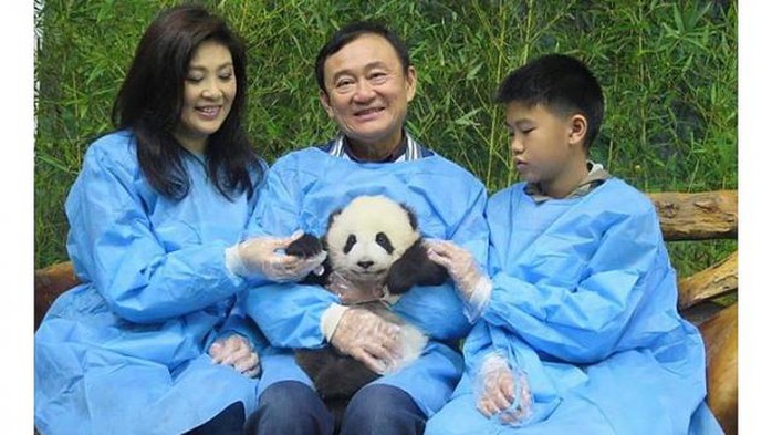 Cựu thủ tướng Yingluck Shinawatra, cùng ông Thaksin và con trai bà Yingluck là Supasek Amornchat trong chuyến du lịch Trung Quốc. Ảnh: Facebook