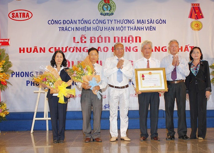 Ban lãnh đạo Công đoàn SATRA qua các thời kỳ đón nhận huân chương lao động hạng nhất (Ảnh: K.Loan)