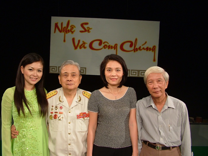 MC Quỳnh Giang, tác giả Minh Khoa, nhà báo Dương Thị Liên Chi và soạn giả Phi Hùng trong chương trình Nghệ sĩ và công chúng do HTV tổ chức