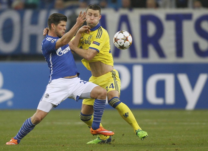 Jan Klas Hunterlaar tranh chấp bóng với Gary Cahill (phải)