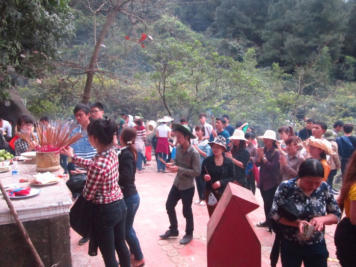 Hàng ngàn người đi lễ hội chùa Hương Tích (Hà Tĩnh) vào mồng 6 Tết. Ảnh: Hoàng Yến