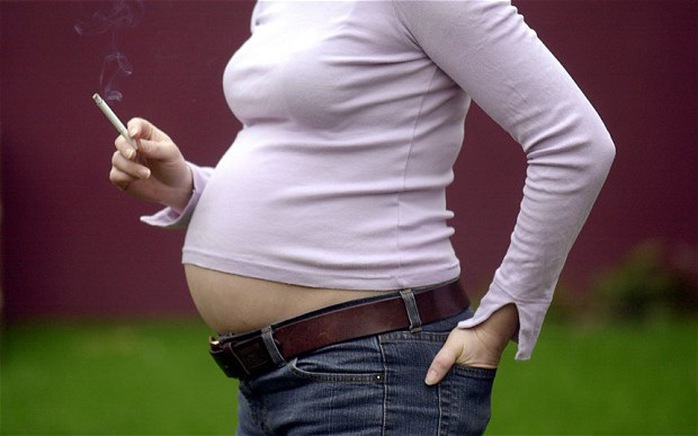 Bào thai trong bụng mẹ bị phơi nhiễm nicotine dễ trở nên đồng tính nữ (Ảnh minh họa từ The Telegraph)